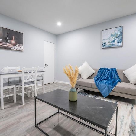 Centre Street Upper 2Bedsuite 4408 YYC Buitenkant foto