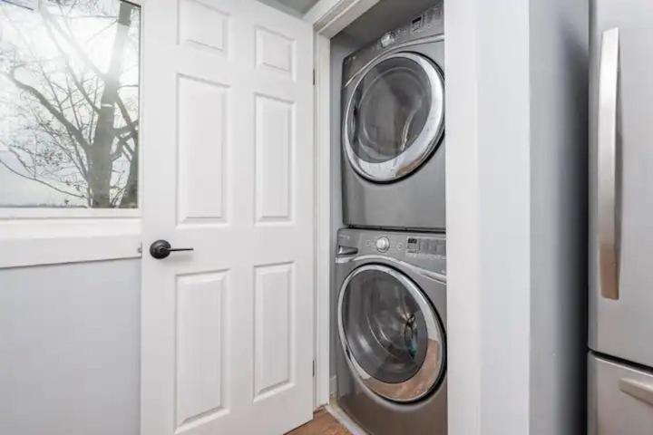 Centre Street Upper 2Bedsuite 4408 YYC Buitenkant foto