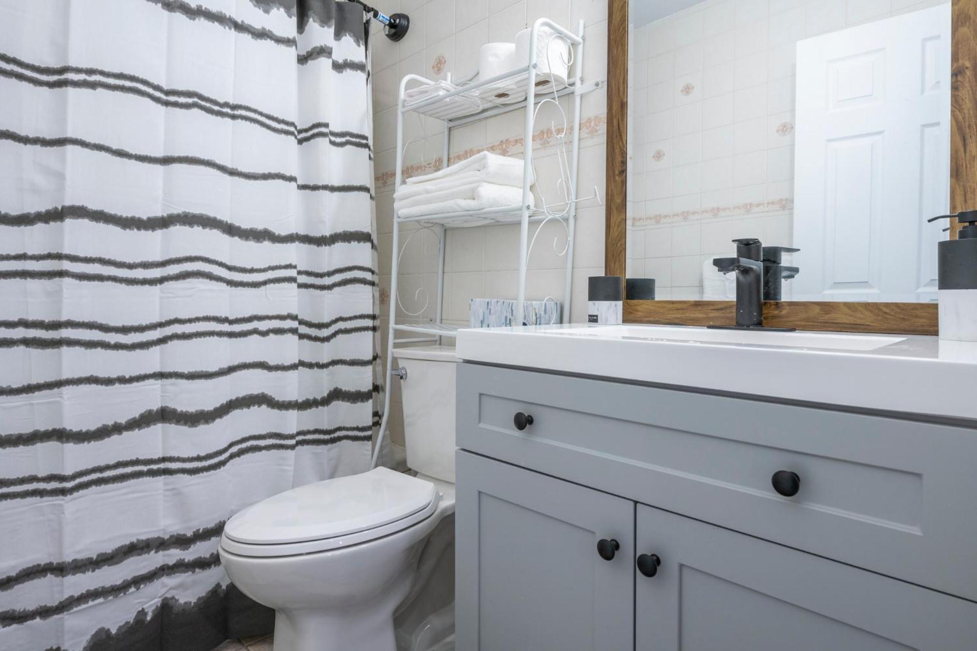 Centre Street Upper 2Bedsuite 4408 YYC Buitenkant foto